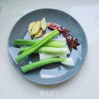 電砂鍋醬大骨的做法步驟：3