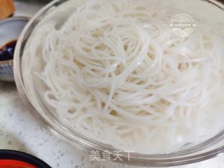 小鍋酸辣米線的做法步驟：6