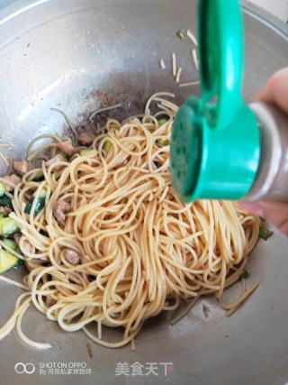 把隔壁的小孩都饞哭了的簡單Q彈的黃瓜豬肉炒意大利面的做法步驟：12