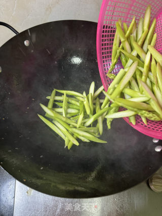 蘆筍炒牛肉的做法步驟：7