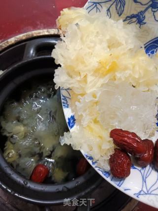 止咳良方枇杷雪梨銀耳羹的做法步驟：2