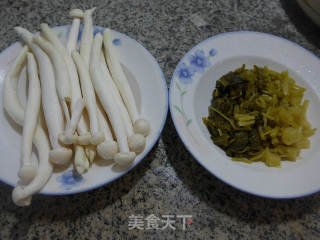 雪菜炒海鮮菇的做法步驟：1