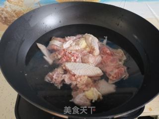 笨雞燉土豆的做法步驟：1