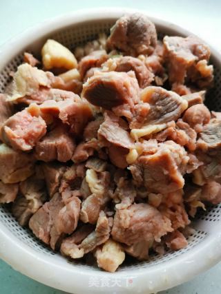 牛腩燒土豆和胡蘿卜的做法步驟：5