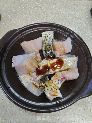 砂鍋焗魚腩的做法步驟：1
