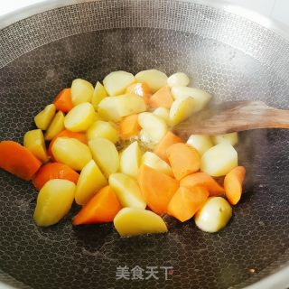 牛腩燒土豆和胡蘿卜的做法步驟：12