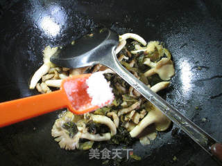肉絲酸菜炒秀珍菇的做法步驟：7