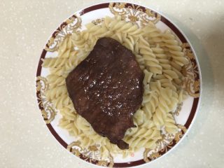 黑椒牛排意面的做法步驟：4