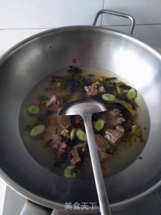 酸菜牛肉砂鍋米線的做法步驟：7
