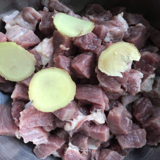 咖喱牛肉土豆蓋飯的做法步驟：2
