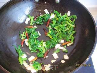 芹葉炒黃豆的做法步驟：7