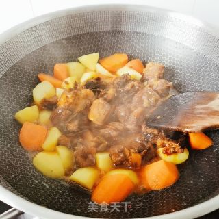 牛腩燒土豆和胡蘿卜的做法步驟：15