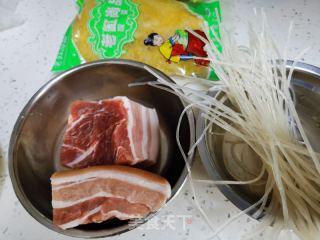 五花肉燉酸菜的做法步驟：1