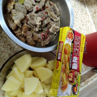 牛肉咖喱燉土豆的做法步驟：1