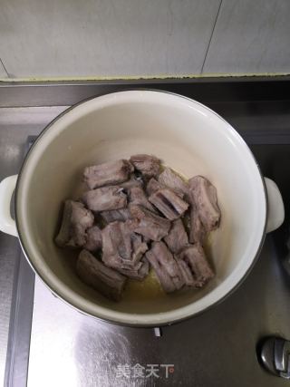 酸菜粉條燉排骨的做法步驟：6
