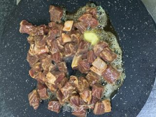 黃油口蘑牛肉粒的做法步驟：7