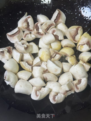 黃油口蘑牛肉粒的做法步驟：10