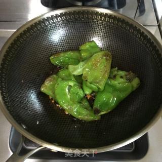 老干媽炒青椒的做法步驟：7