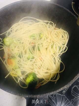 魷魚炒意面的做法步驟：5