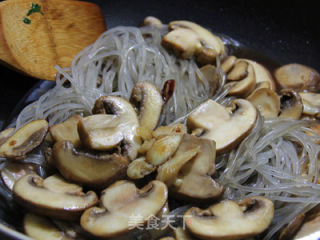 蘑菇燒粉條的做法步驟：5