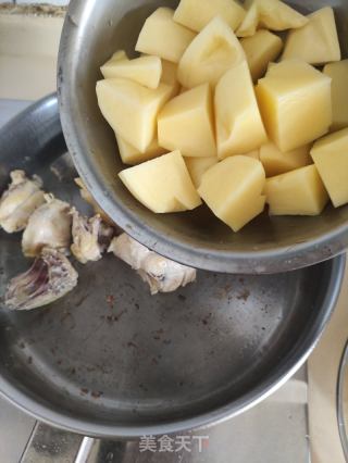 土豆燜雞的做法步驟：4