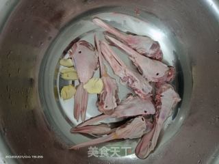 椒鹽鴨下巴的做法步驟：4