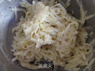 三文魚土豆絲披薩的做法步驟：2