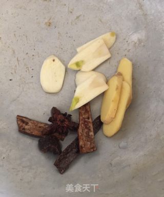 排骨燜東北扁豆的做法步驟：4