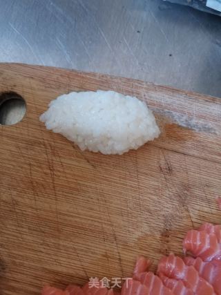手握三文魚壽司的做法步驟：6