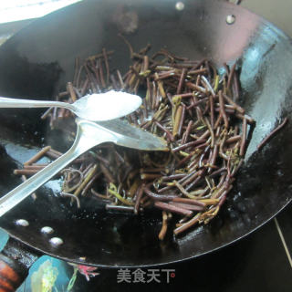 蒜白山里蕨菜的做法步驟：3