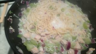 黃瓜三文魚意面的做法步驟：7
