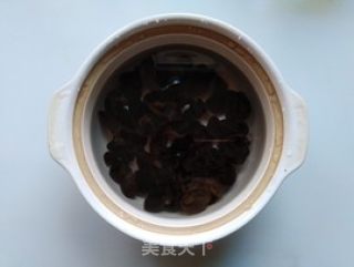 三七木耳燉雞湯的做法步驟：3