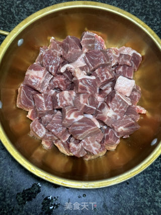 黃油口蘑牛肉粒的做法步驟：2