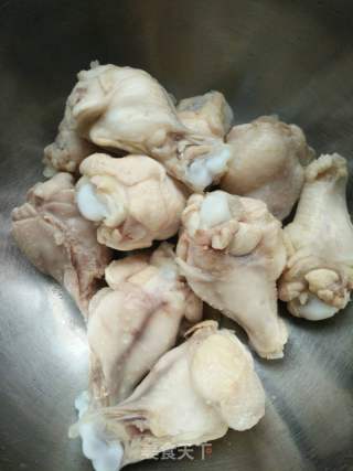 雞翅根燉鮑魚的做法步驟：4