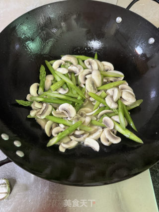 蘆筍炒口蘑的做法步驟：11