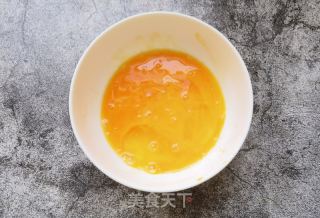 單餅夾馓子雞蛋的做法步驟：2