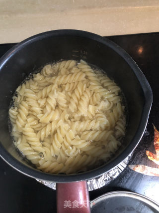 黑椒牛排意面的做法步驟：1