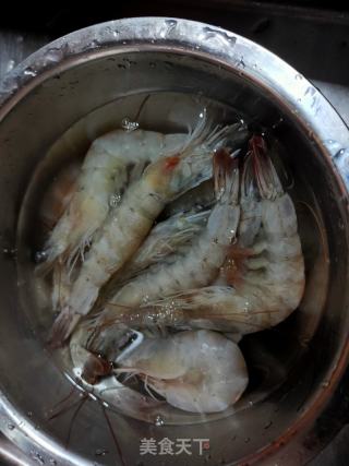 油燜大蝦的做法步驟：1