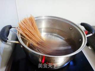 肉末豇豆紅米線的做法步驟：1