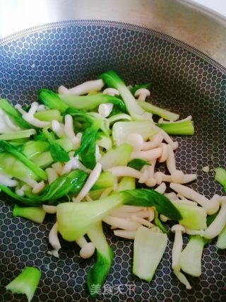 白玉菇炒油菜的做法步驟：4
