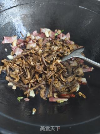 臘肉炒菌菇的做法步驟：7