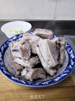 酸菜粉條燉排骨的做法步驟：4