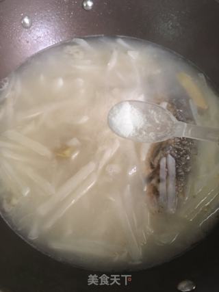白蘿卜鯽魚(yú)湯的做法步驟：8