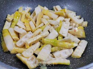 油燜春筍的做法步驟：3