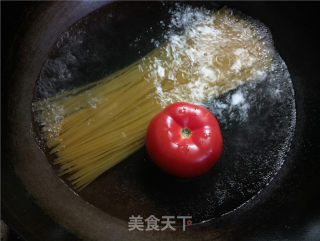 番茄豌豆肉醬意面的做法步驟：2