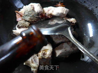 圓素雞燒龍骨 的做法步驟：5