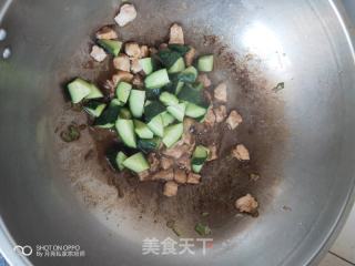 把隔壁的小孩都饞哭了的簡單Q彈的黃瓜豬肉炒意大利面的做法步驟：10