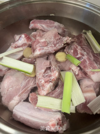 酸菜燉排骨的做法步驟：1