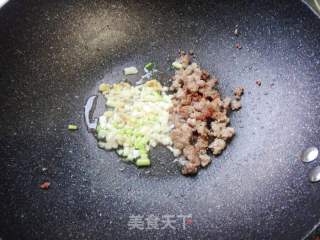 肉末豇豆紅米線的做法步驟：6