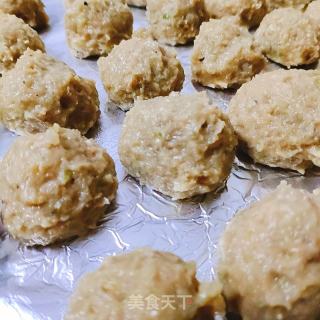 魚(yú)丸粉絲湯的做法步驟：1